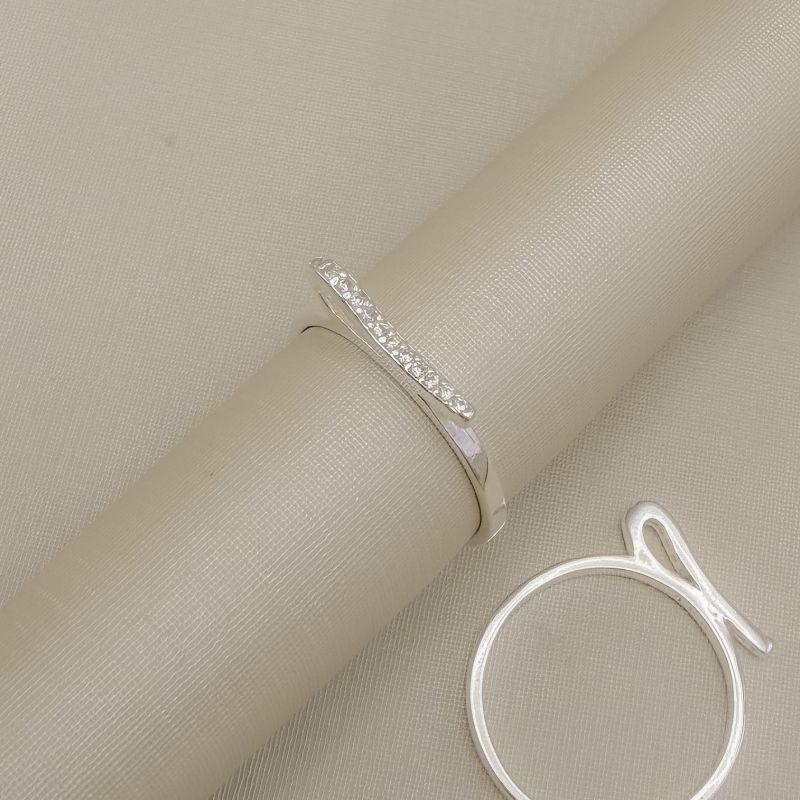 03.2562.1.S - (17) Anel de aro liso fino com central em efeito dobra alta cravejada