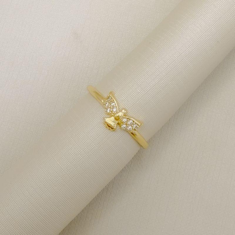 03.2563.1.O - (18) Anel d aro fino simples com central de Espirito Santo cravejado