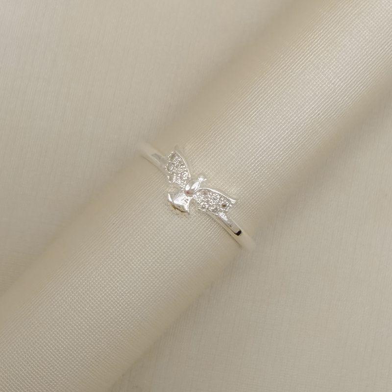 03.2563.1.S - (19) Anel d aro fino simples com central de Espirito Santo cravejado