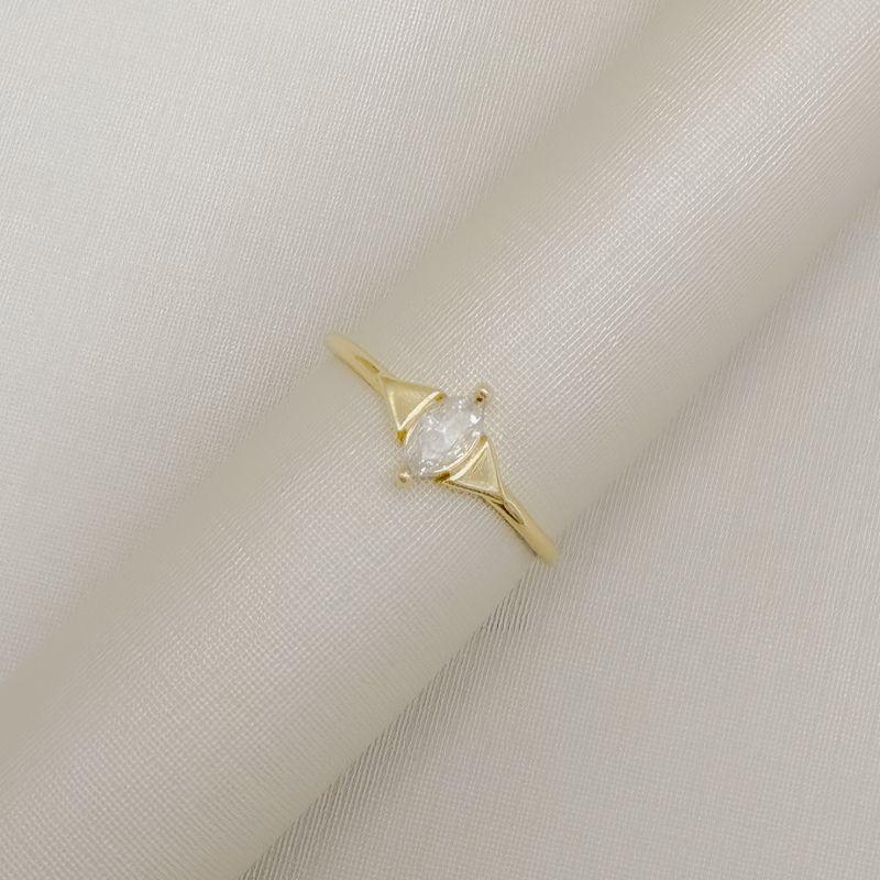 03.2566.1.O - (14) Anel de aro fino liso com solitario em navete com triângulos laterais