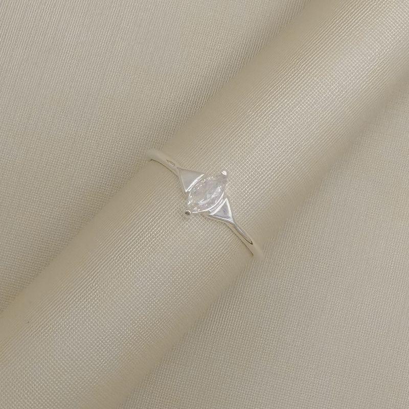 03.2566.1.S - (16) Anel de aro fino liso com solitario em navete com triângulos laterais