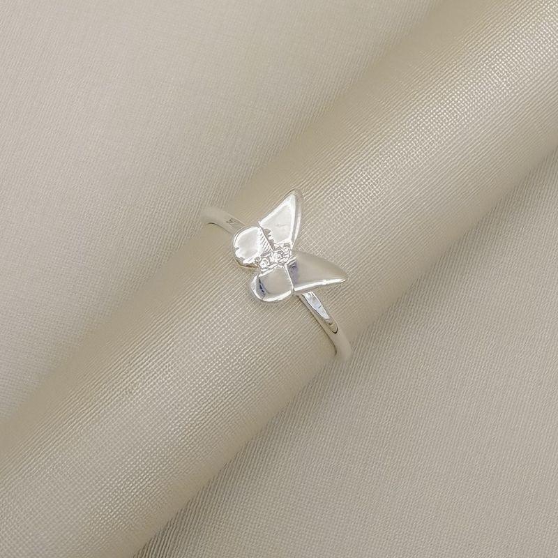 03.2568.1.S - (17) Anel de aro liso fino com central de borboleta lisa e traço cravejado