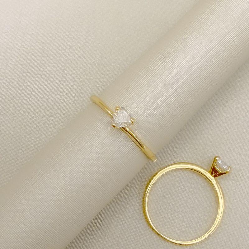 03.2569.1.O - (19) Anel de aro liso com solitário algo em pedra coração