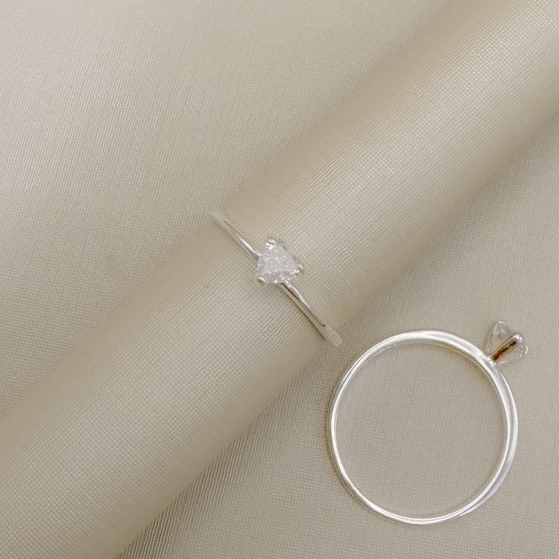 03.2569.1.S - (15) Anel de aro liso com solitário algo em pedra coração