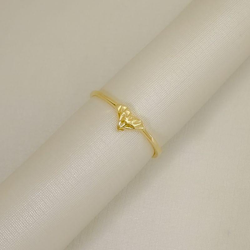 03.2570.0.O - (17) Anel de aro liso fino com coração central em efeito orgânico