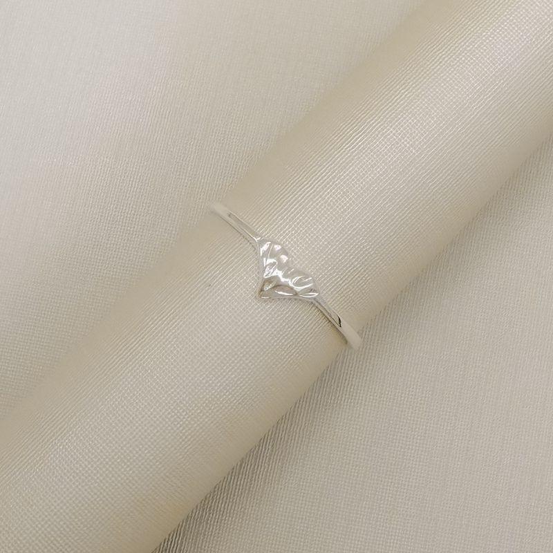 03.2570.0.S - (17) Anel de aro liso fino com coração central em efeito orgânico