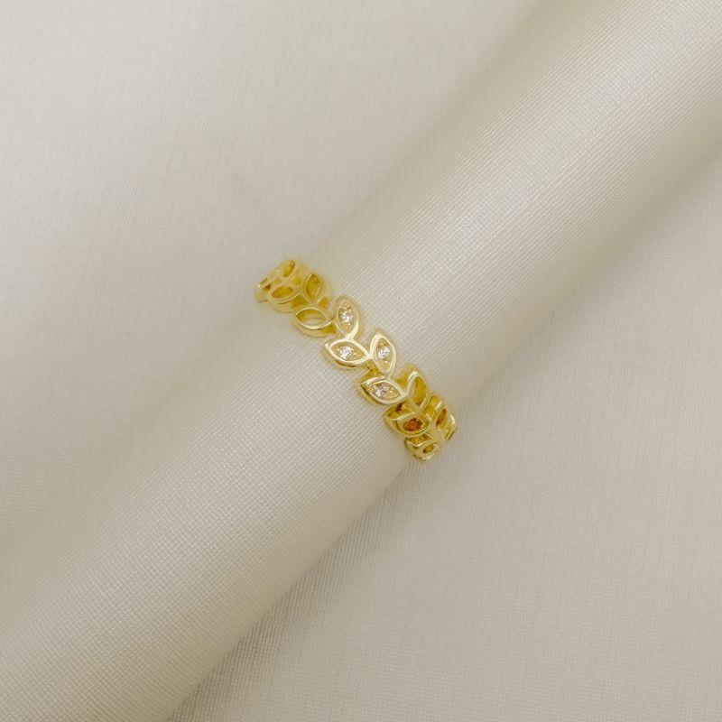 03.2571.1.O - (15) Anel de aro em louros com centrais cravejados e outros silhuetas