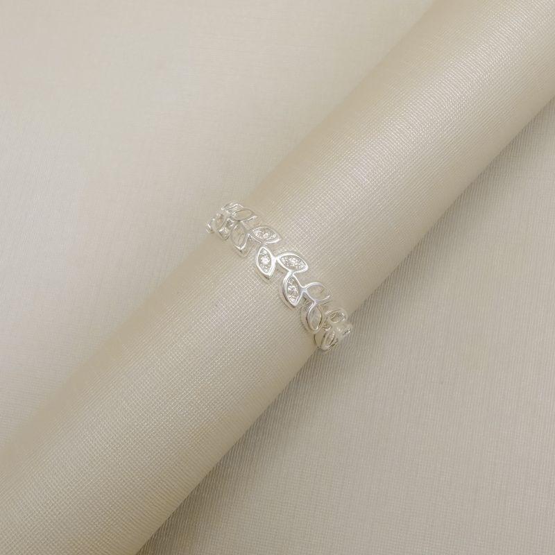 03.2571.1.S - (17) Anel de aro em louros com centrais cravejados e outros silhuetas