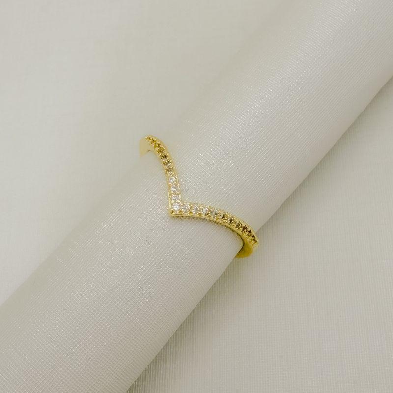 03.2572.1.O - (25) Anel de aro em V com frente cravejada e atras liso