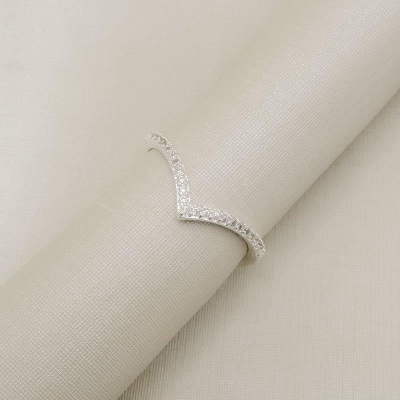 03.2572.1.S - (20) Anel de aro em V com frente cravejada e atras liso