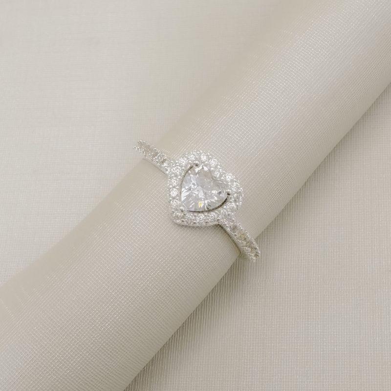 03.2573.1.S - (15) Anel solitario de formato coração com um linha de aura e aro lateral cravejado