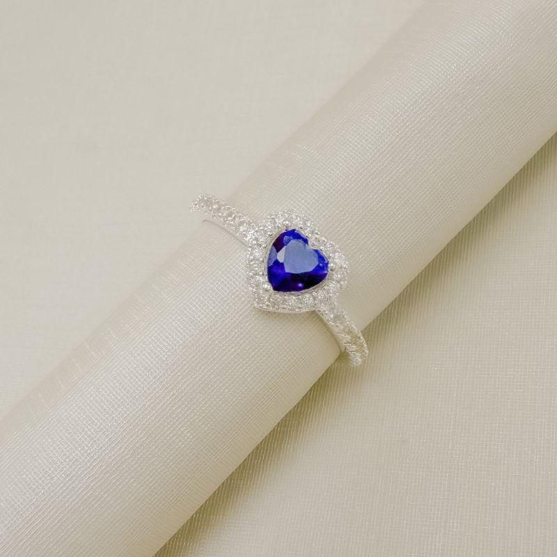 03.2573.4.S - (24) Anel solitario de formato coração com um linha de aura e aro lateral cravejado