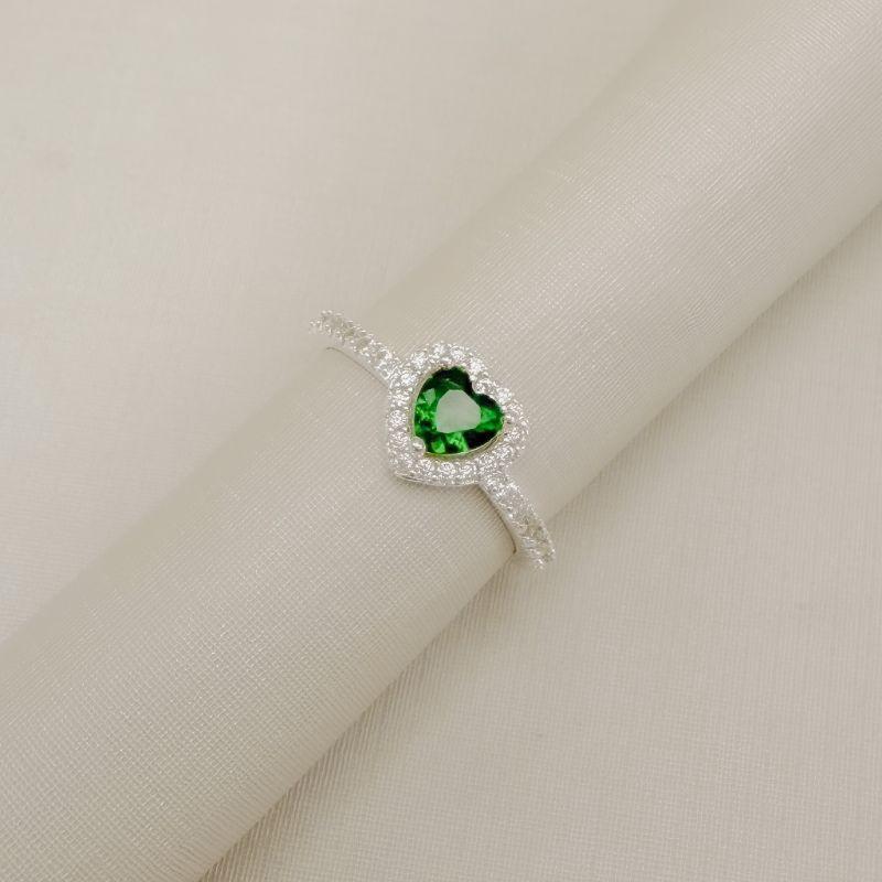 03.2573.5.S - (17) Anel solitario de formato coração com um linha de aura e aro lateral cravejado