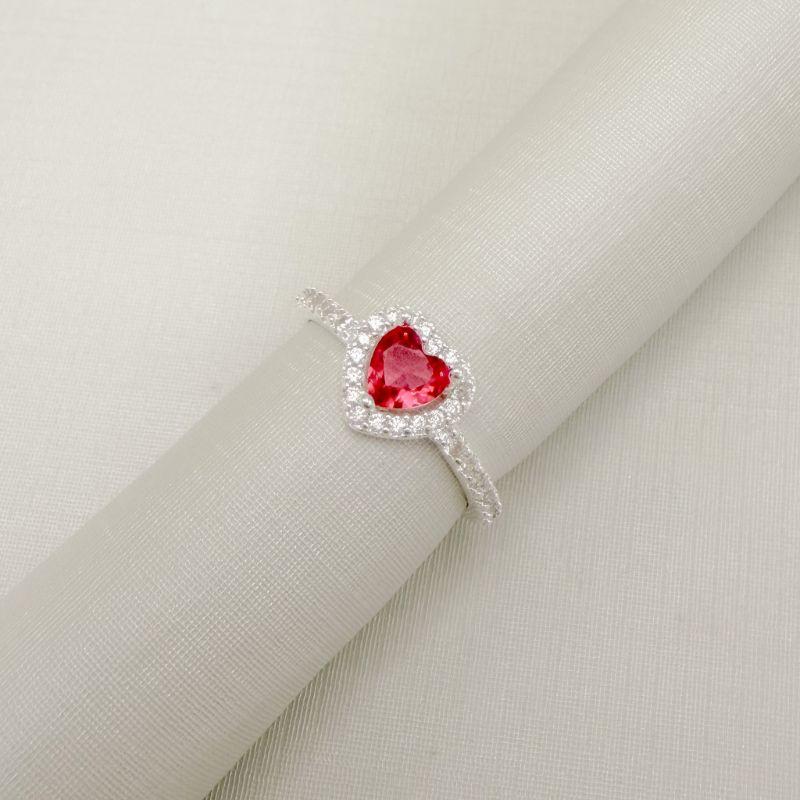 03.2573.6.S - (15) Anel solitario de formato coração com um linha de aura e aro lateral cravejado