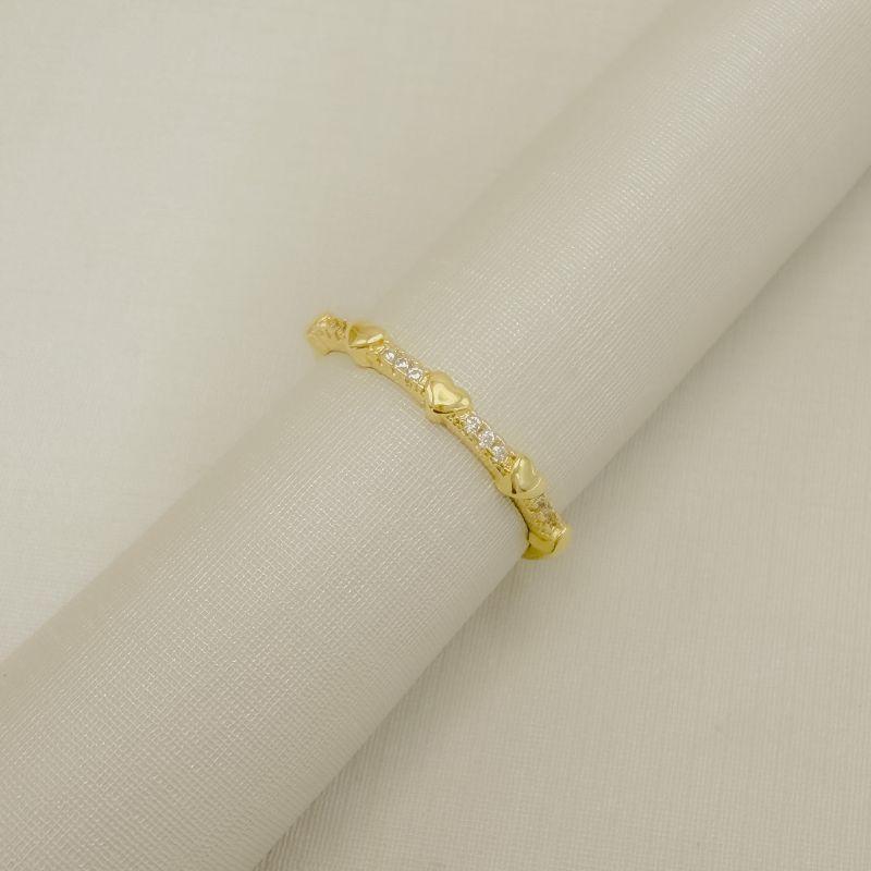 03.2576.1.O - (17) Anel estilo aparador com aro cravejado e corações lisos espaçados