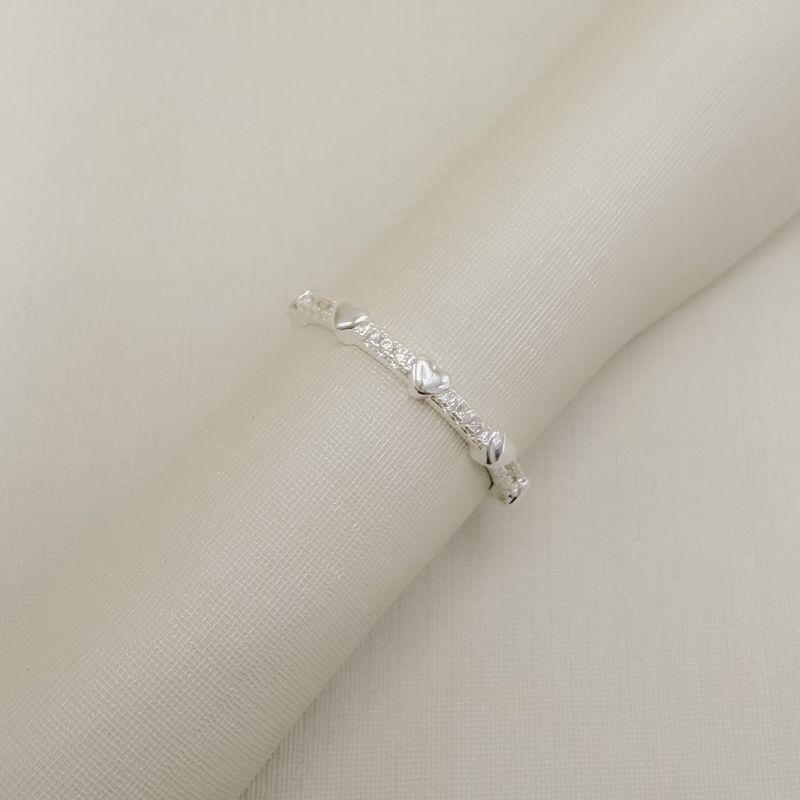 03.2576.1.S - (14) Anel estilo aparador com aro cravejado e corações lisos espaçados