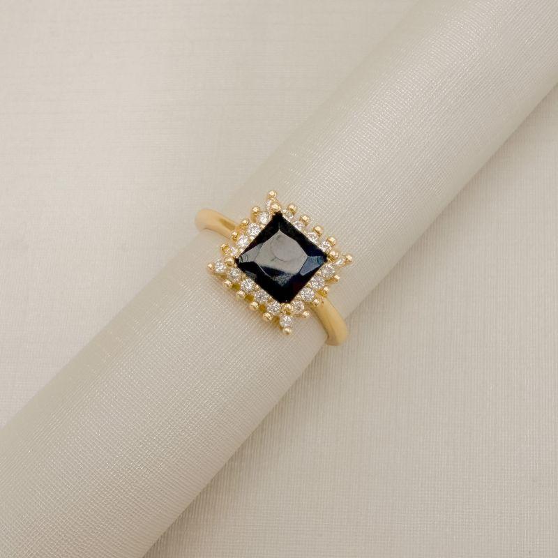 03.2577.2.O - (14) Anel solitario quadrado com uma linha de aura em galeria alta com aro liso