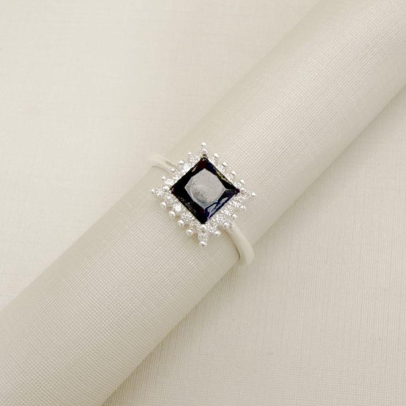 03.2577.2.S - (22) Anel solitario quadrado com uma linha de aura em galeria alta com aro liso