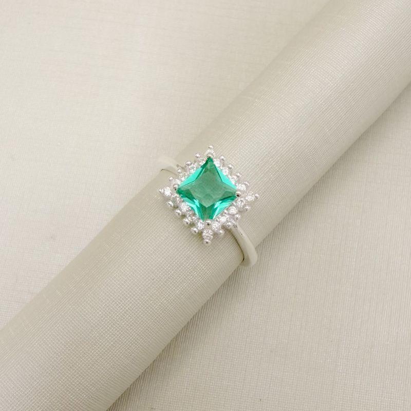 03.2577.9.S - (20) Anel solitario quadrado com uma linha de aura em galeria alta com aro liso