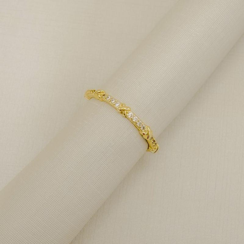 03.2578.1.O - (22) Anel estilo aparador com aro cravejado e X espaçados lisos