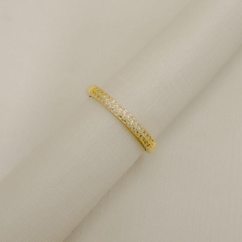 03.2581.1.O - (20) Anel estilo aliança cravejada em duas linhas de zircônias