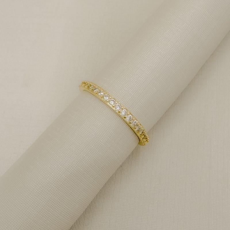 03.2582.1.O - (24) Anel estilo aparador de uma coluna cravejada larga em garras com borda lisa