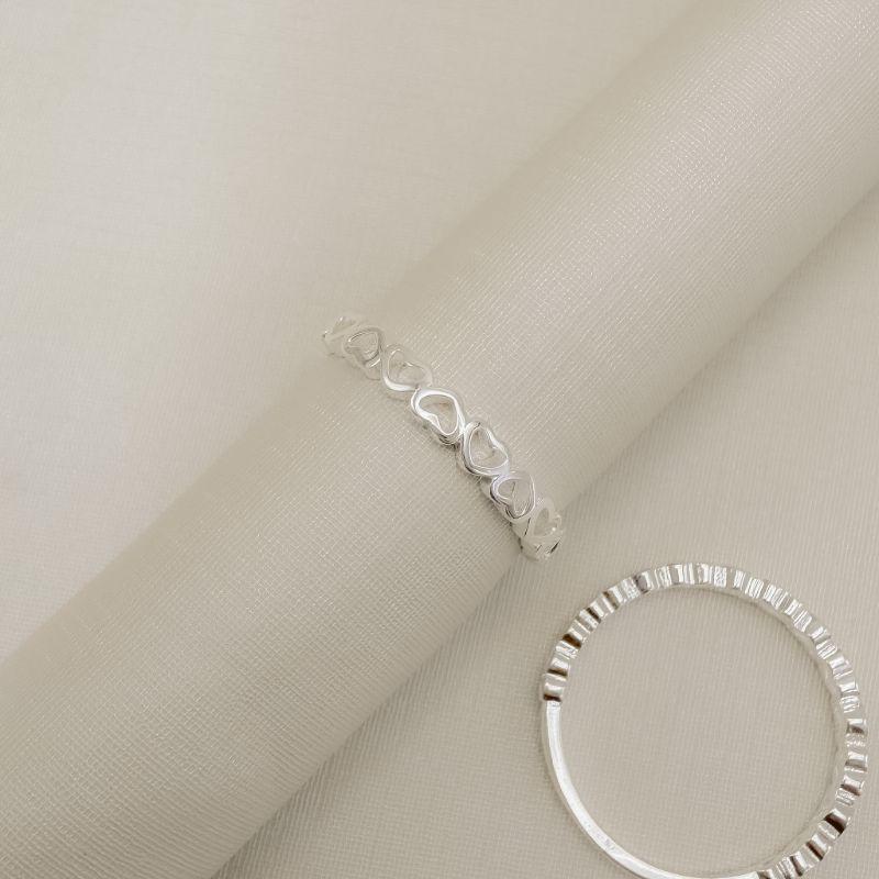 03.2587.0.S - (20) Anel estilo aparador em mini silhuetas de corações lisos