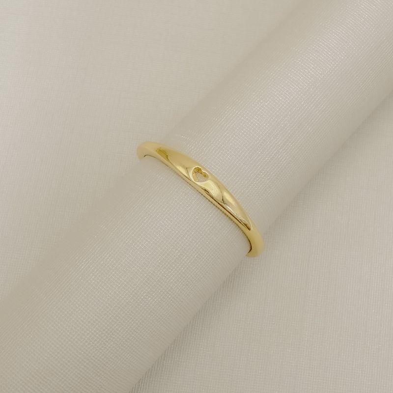 03.2588.0.O - (24) Anel estilo aparador liso com mini coração entalhado central