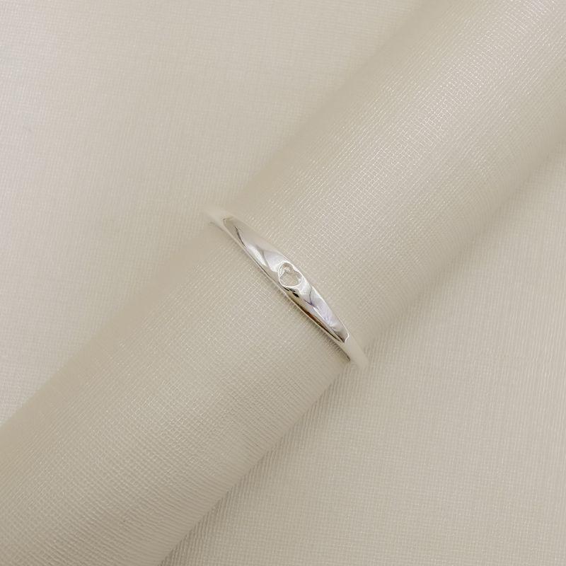 03.2588.0.S - (24) Anel estilo aparador liso com mini coração entalhado central