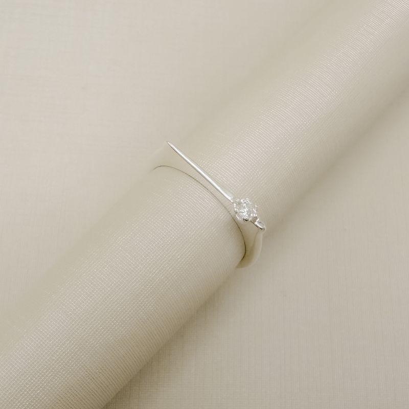 03.2589.1.S - (17) Anel de aro reto com um ponto de luz em seis garras em extremidade