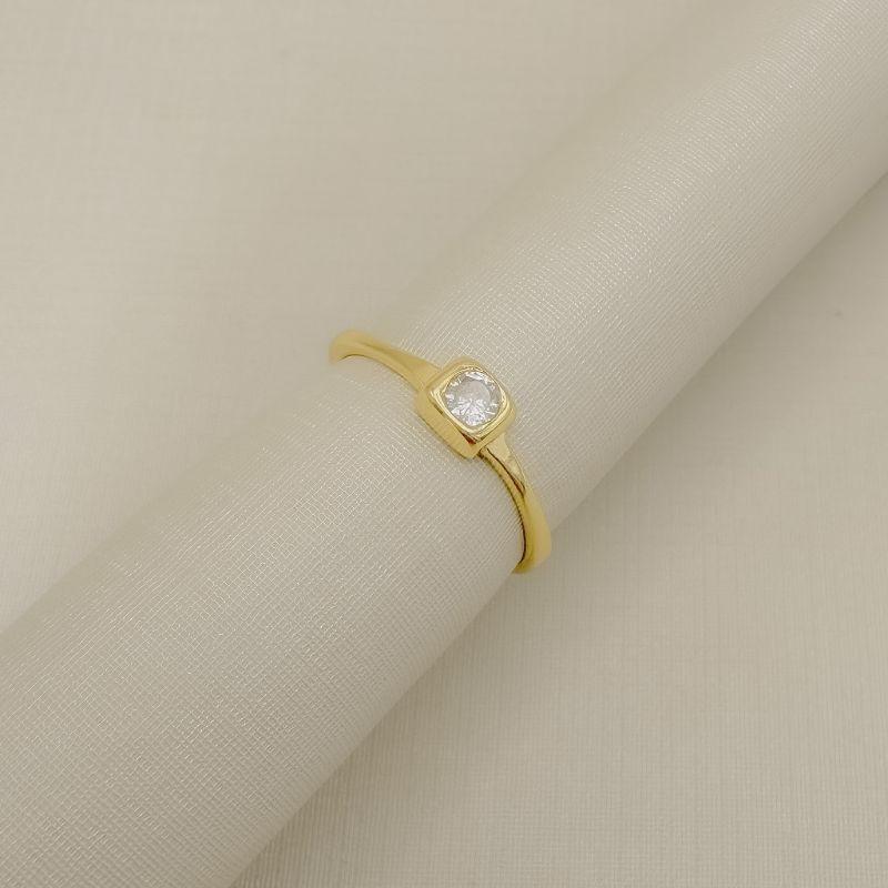 03.2590.1.O - (13) Anel de aro liso com solitário em pedra moeda com acabamento gypsy quadrado