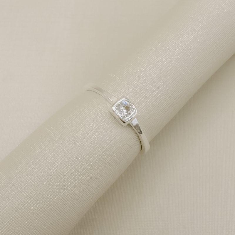 03.2590.1.S - (13) Anel de aro liso com solitário em pedra moeda com acabamento gypsy quadrado