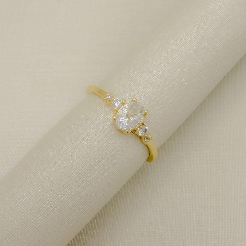 03.2591.1.O - (18,5) Anel solitário em pedra oval duas mini zircônias nas laterais em aro liso