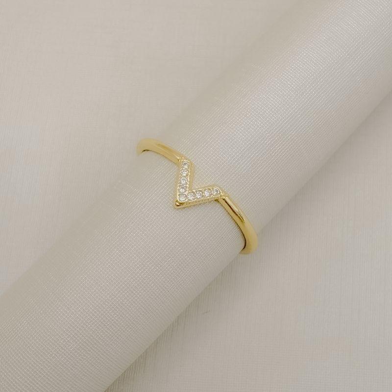 03.2592.1.O - (19) Anel de aro liso com mini V cravejado central