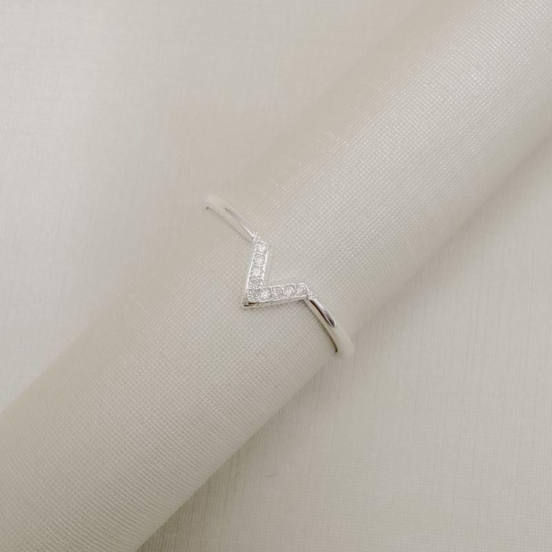 03.2592.1.S - (19) Anel de aro liso com mini V cravejado central