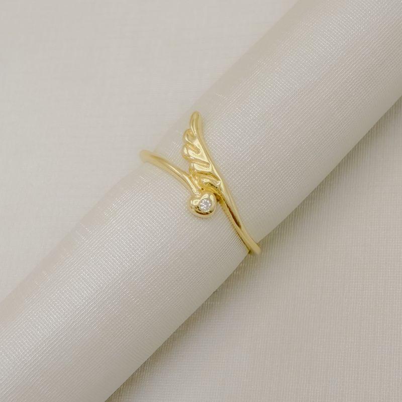 03.2593.1.O - (14) Anel de aro liso com mini coração com pedra central e pena lisa