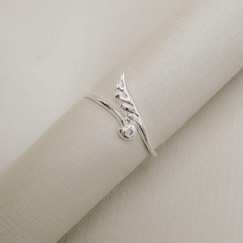 03.2593.1.S - (14) Anel de aro liso com mini coração com pedra central e pena lisa