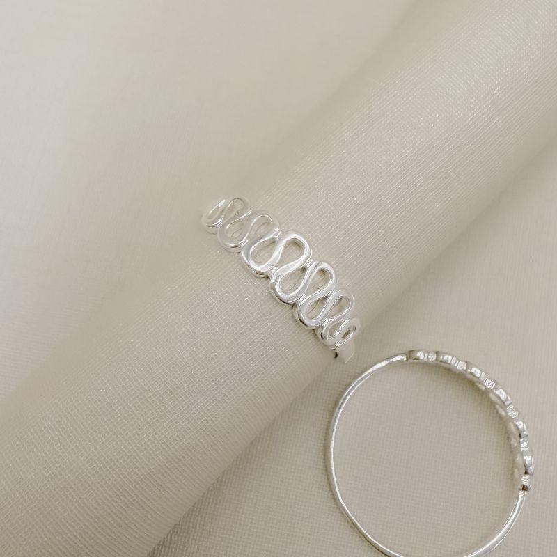 03.2596.0.S - (17) Anel de aro liso fino central de efeito voltas crescentes