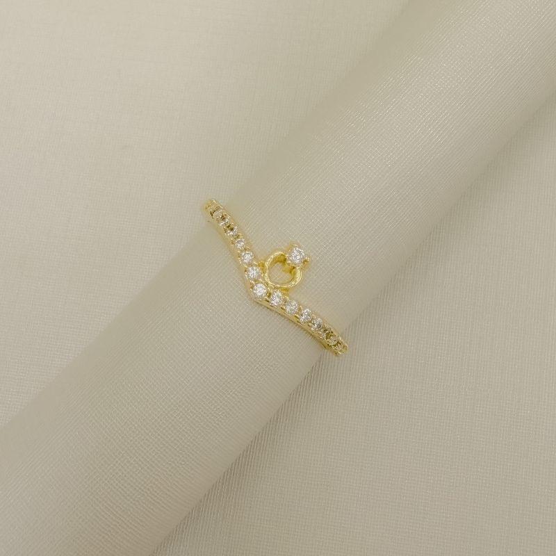 03.2598.1.O - (16) Anel em aro em formato V cravejado com silhueta de coração