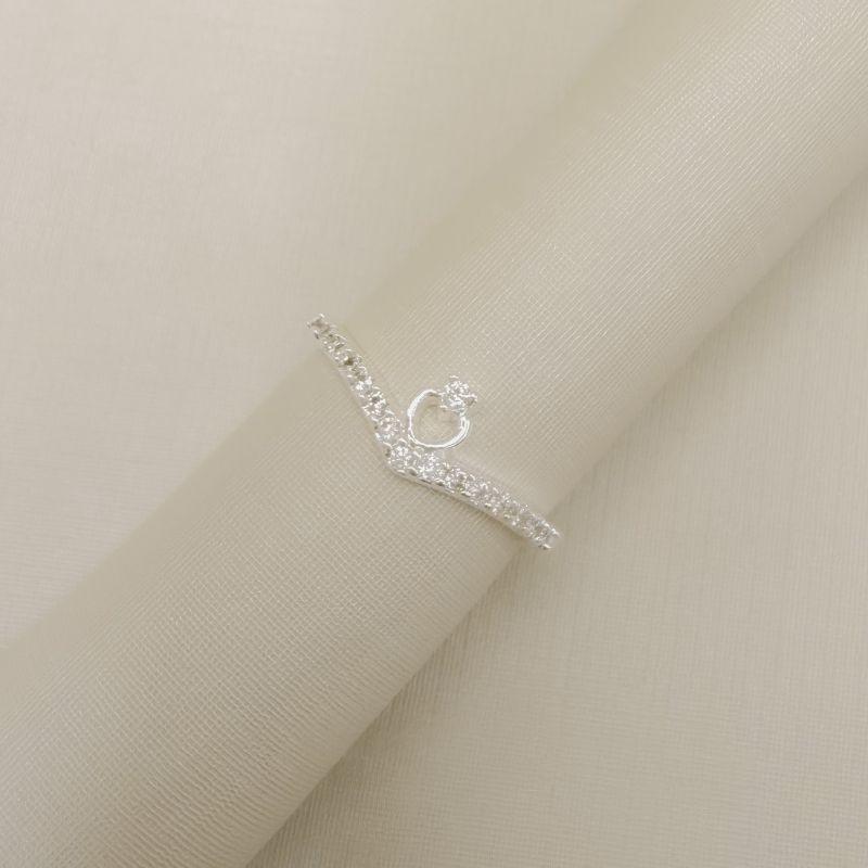 03.2598.1.S - (16) Anel em aro em formato V cravejado com silhueta de coração