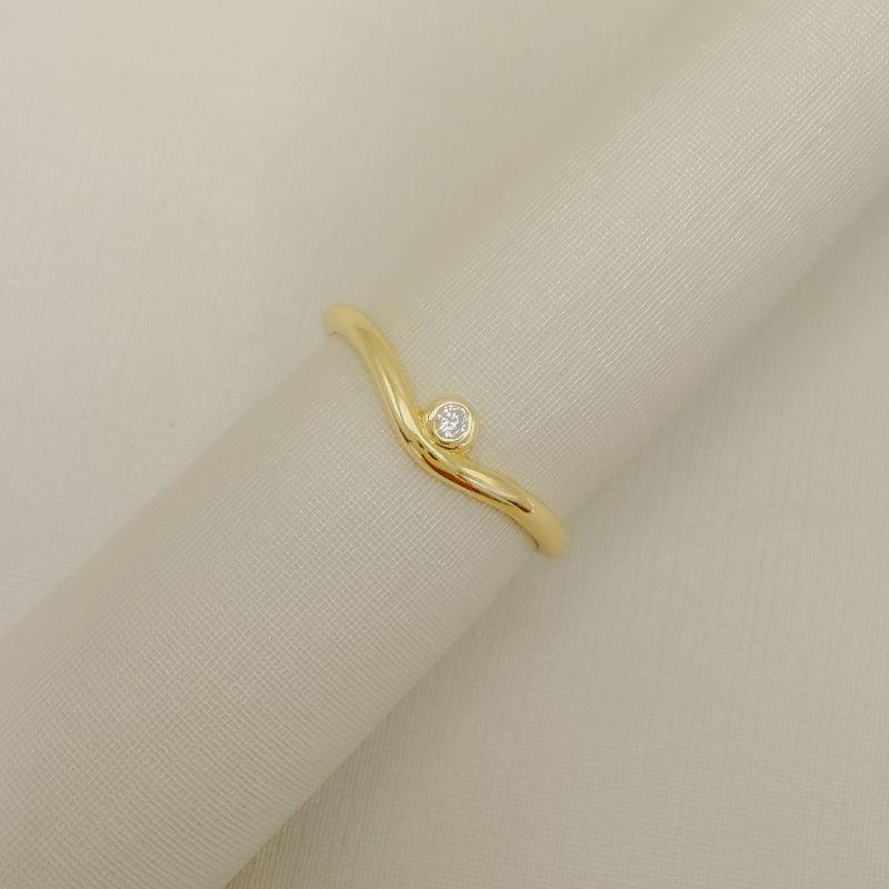 03.2599.1.O - (15,5) Anel de aro liso ondulado com ponto de luz em cravação inglesa