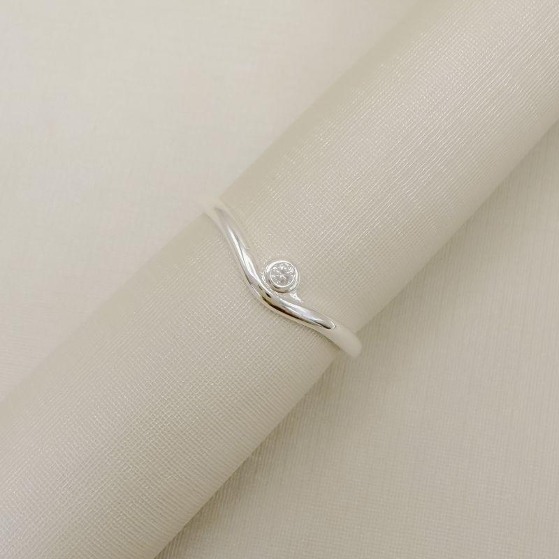 03.2599.1.S - (15,5) Anel de aro liso ondulado com ponto de luz em cravação inglesa