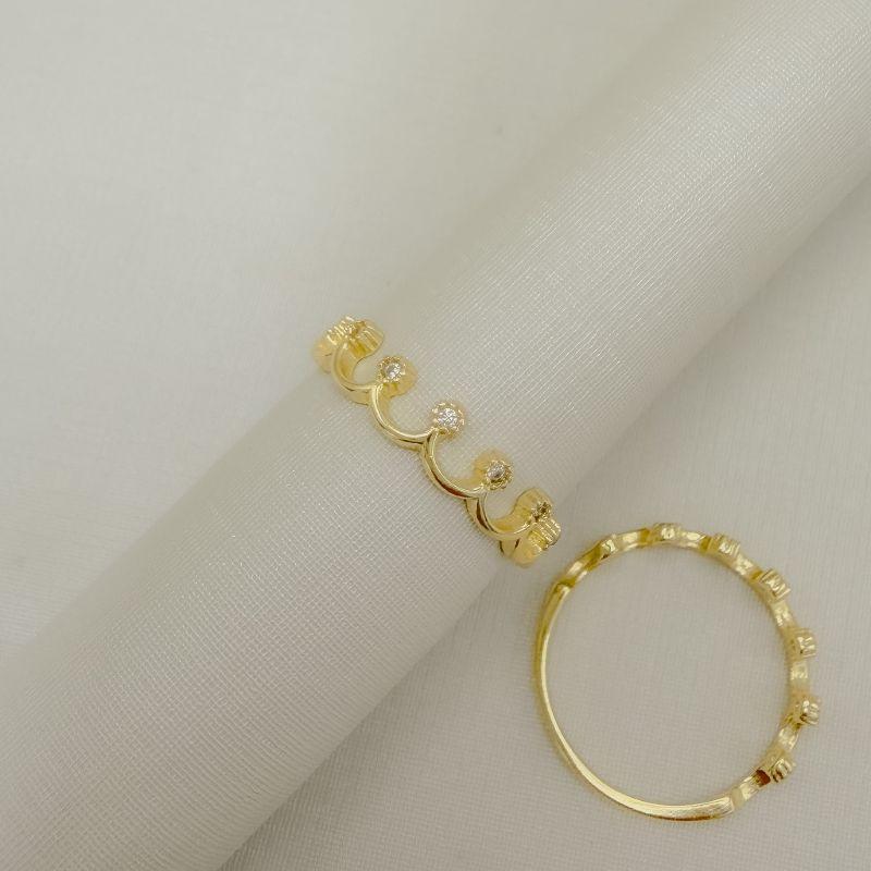 03.2600.1.O - (17,5) Anel estilo coroa em cada ponta um ponto de luz em cravação margarida