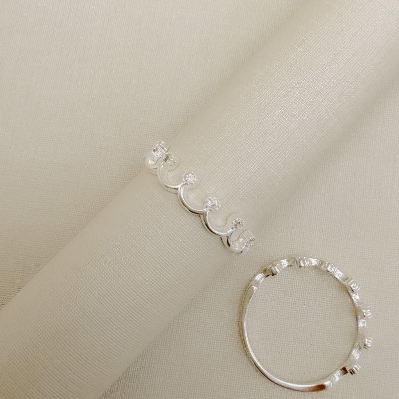 03.2600.1.S - (17,5) Anel estilo coroa em cada ponta um ponto de luz em cravação margarida