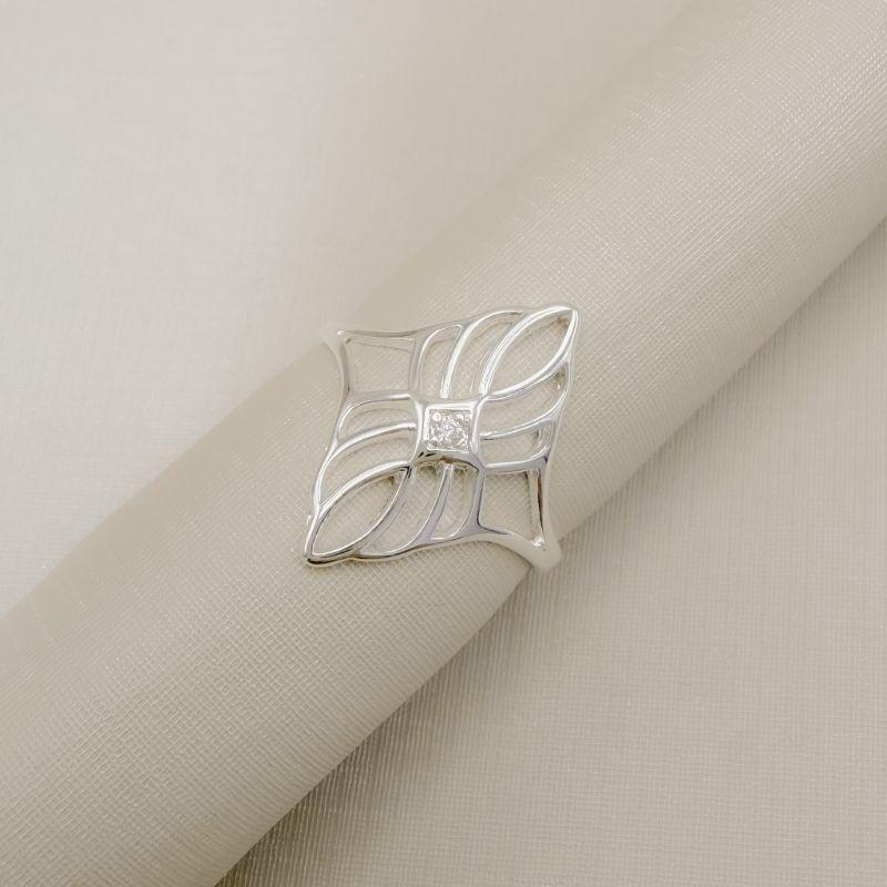 03.2604.1.O - (22) Anel de aro fino com silhueta em formato losango de estilo vitral com zircônia