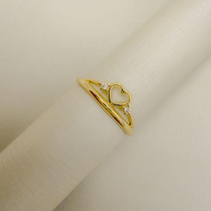 03.2605.1.O - (17) Anel de efeito coroa com silhueta coração e mini zircônias nas laterais