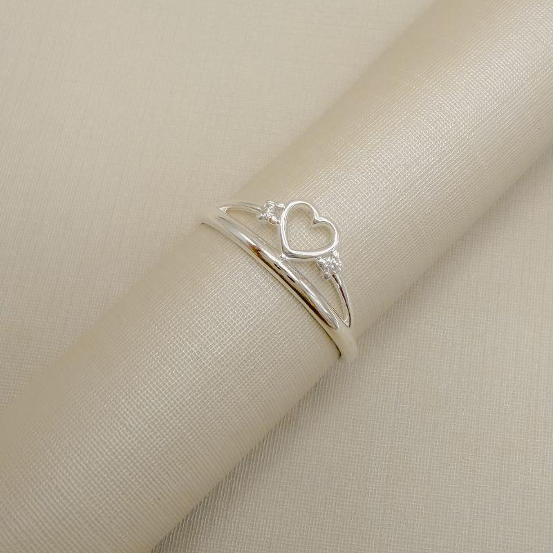 03.2605.1.S - (16.5) Anel de efeito coroa com silhueta coração e mini zircônias nas laterais