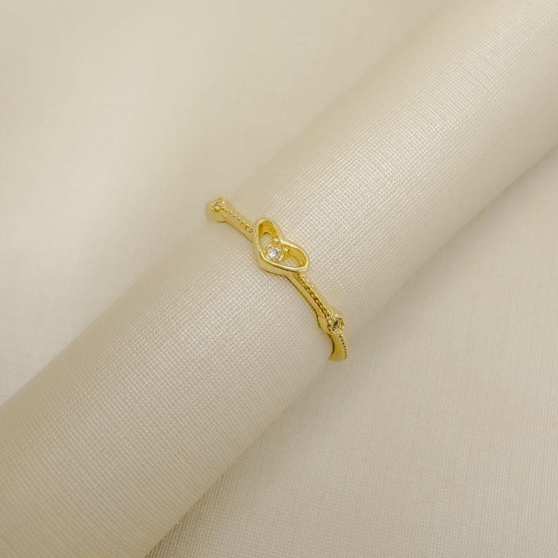 03.2606.1.O - (17) Anel silhueta de coração com aro em efeito torcido com pontinhos de luz