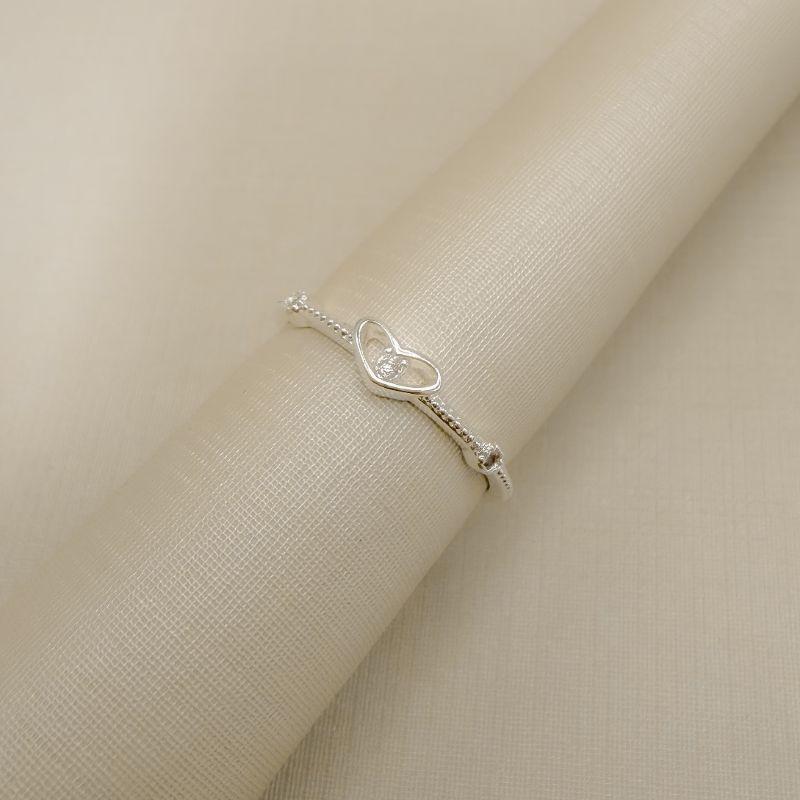 03.2606.1.S - (20) Anel silhueta de coração com aro em efeito torcido com pontinhos de luz