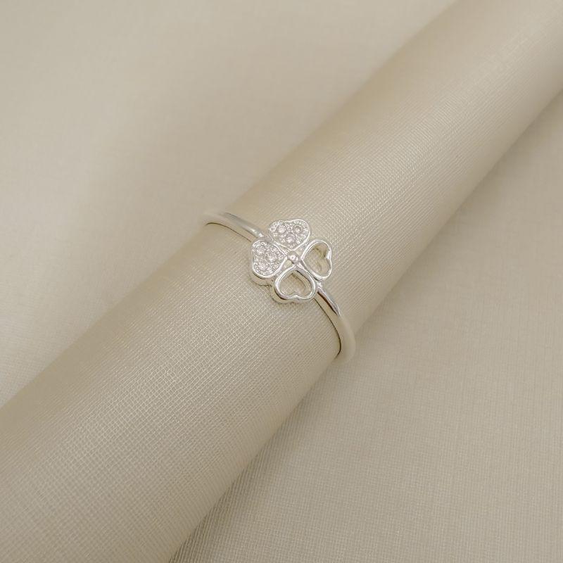 03.2607.1.S - (23) Anel de aro fino com trevo quatro folha central de dois lados lisos e dois lados cravejados